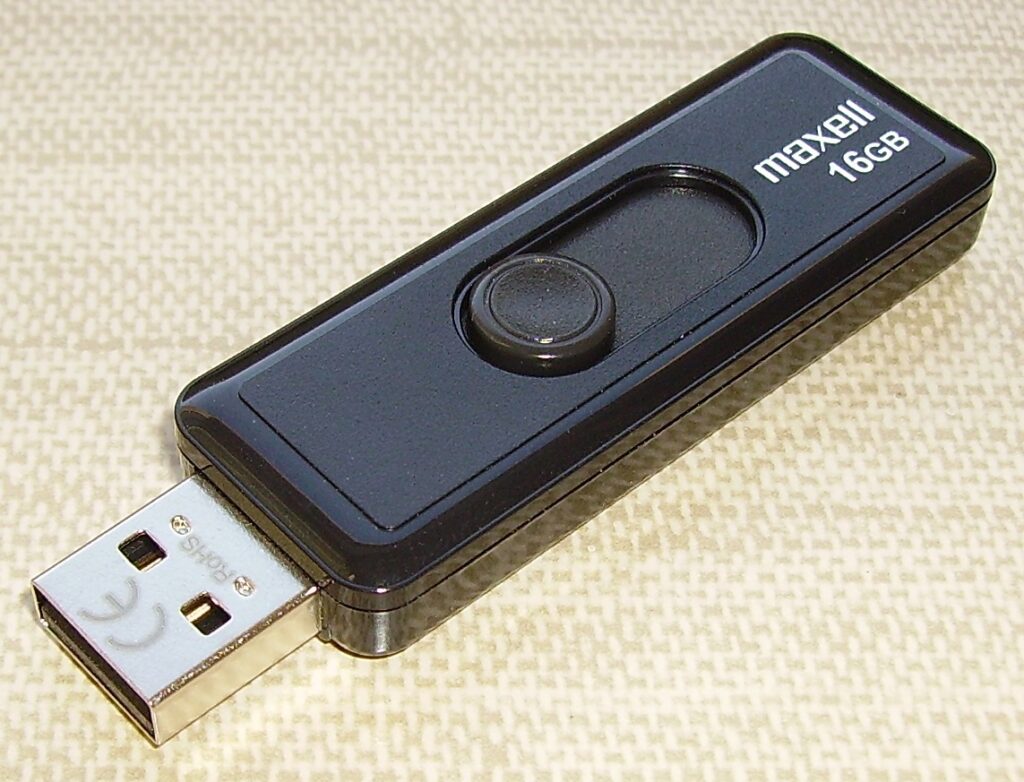 Maxell USB flash drive1